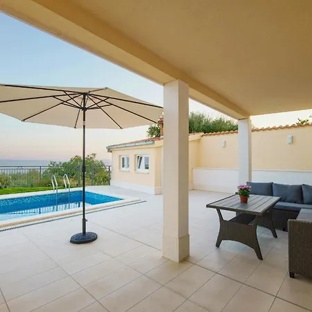 Lovely In Apartment Split